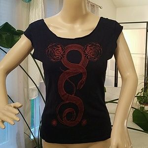 Scoopneck T with snake and rose design